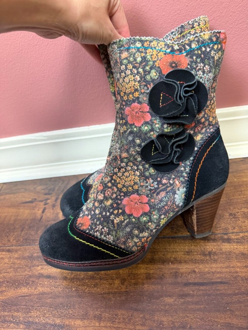L'Artiste Simonetta Floral Bootie with Black Suede Details Size 39 or US 8.5 - Picture 5 of 11